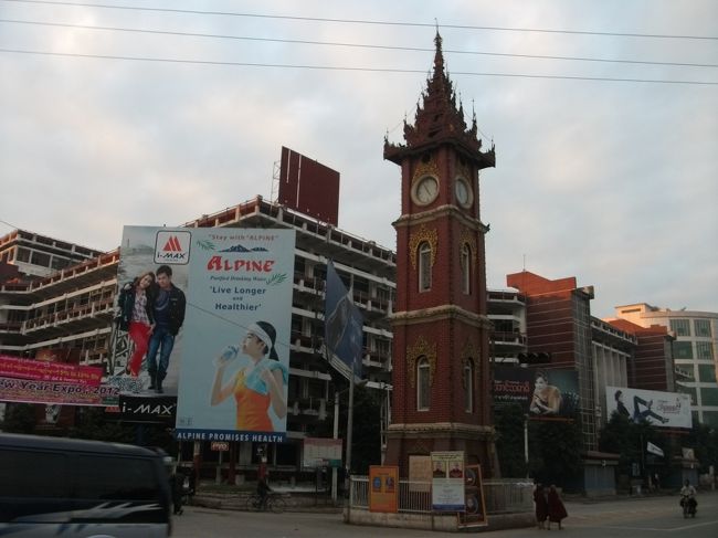 マンダレーには朝5:30くらいにバスターミナルに着。<br />明るくなるまで椅子に座って待ち、バイクタクシー(2,000kyat)で中心街へ。<br /><br />時計台とゼェジョーマーケット<br />今日の夕方便でバガンに行くため、市場近くのゲストハウスでシャワーを借りて荷物保管をお願いした($3)。<br />部屋を借りようと思ったが、さすがに元日で満室でした。<br />