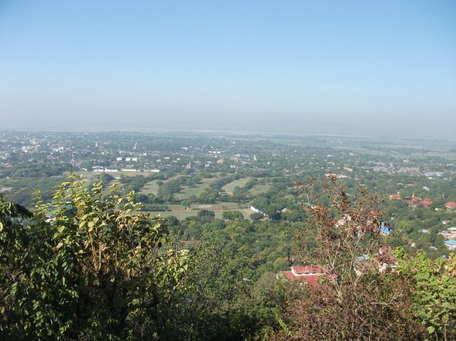 途中の眺め<br />よく見るとゴルフ場らしき場所もある