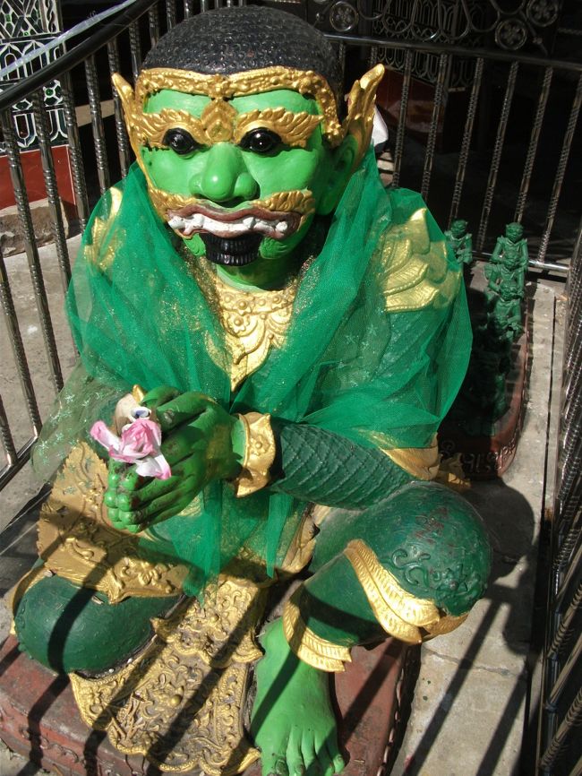 マンダレーヒルの頂上<br />もしタイと同じヤック(鬼)なら、鬼がなぜか花を持っている。<br />どんな意味があるのだろうか？