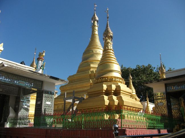 マンダレーヒルの頂上の仏塔