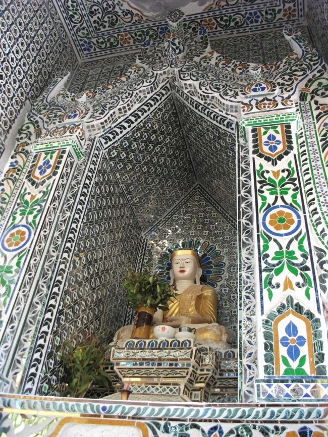 マンダレーヒル頂上の寺院の仏像