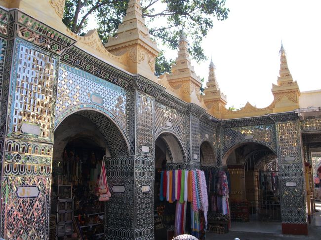 マンダレーヒル頂上の寺院<br />仏塔のまわりにお土産屋もある。<br />タイルを使ったデザイン。