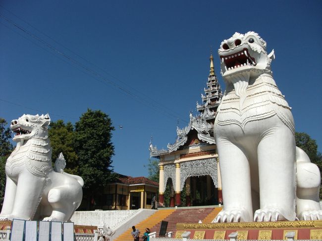 マンダレーヒルの門<br />この門の巨大像がデカすぎる。<br /><br />ここから、自転車タクシー(2,000kyat)で5か所移動。