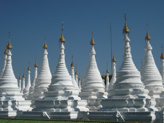 サンダムニ・パゴダ<br />白い仏塔が無数に点在していて、神秘的な風景。