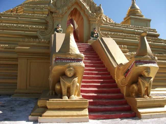 クドードォ・パゴダ<br />仏塔<br /><br />この近くにマンダレー入域料のチケットブースがあったので$10で購入。
