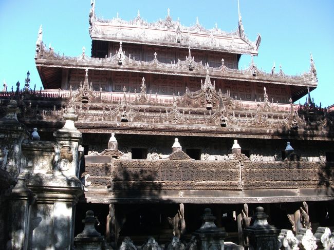 シュエナンドー僧院<br />木造建築<br />いたる所まで彫刻が施され、他の建築スタイルと異なっていて見ごたえがあった。