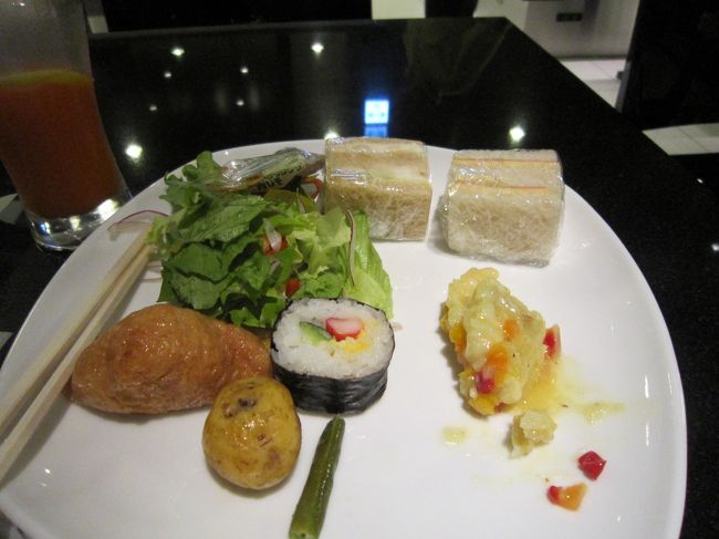 おにぎりやサンドイッチ、サラダ、フルーツなど、充分な種類と量。なかなか美味しい。