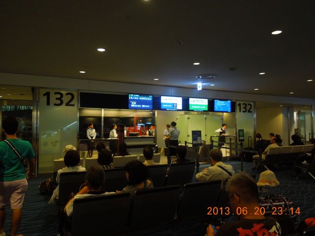 搭乗口まではバスで移動です。<br />ここでちょっとしたアクシデント（？）がありました。<br />搭乗口から長男の名前呼び出しアナウンス。<br />何かしでかしたの？と緊張の瞬間。<br />ランダムに選ばれてしまったセイフティチェック。荷物を検査されました。<br />何事もなくほっと一安心。<br />いよいよ出発です。