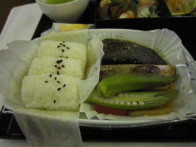 羽田便は深夜の出発なので、搭乗直後は希望した人のみ機内食がいただけます。<br />じんままは寝る前なので飲み物だけにしました。<br />写真は着陸前の機内食です。<br />