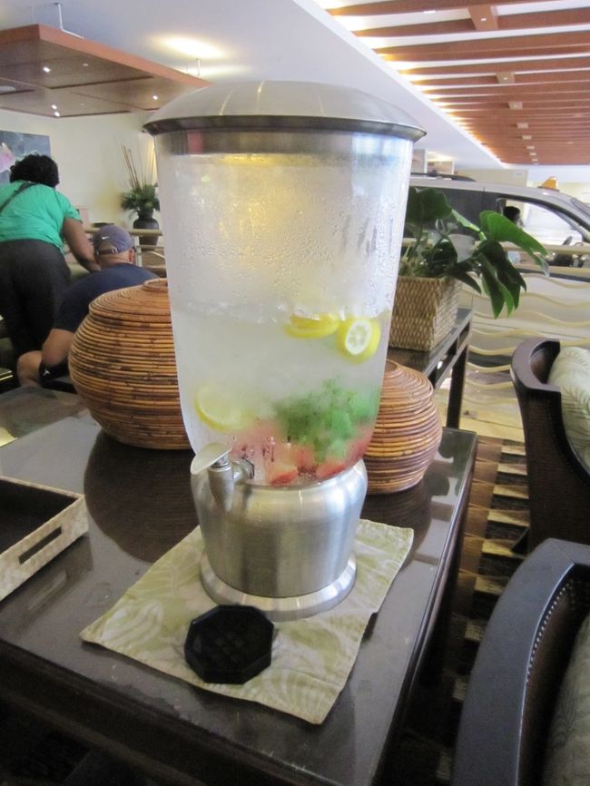 ウェルカムドリンク（トロピカルジュース）を頂きましたが、ロビーにはフルーツの香りの冷たいお水が自由に飲めるようになっています。