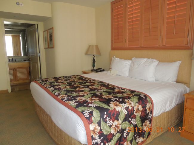 夫は一人でキングサイズのベッドルーム。