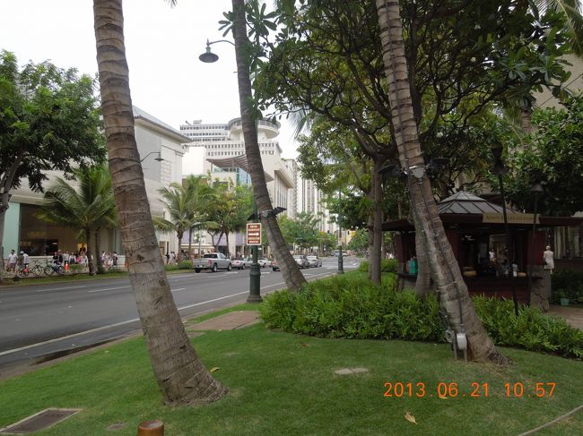 荷物を整理して、早速外へ。<br />結婚式で着るアロハシャツとムームーを探しにインターナショナルマーケットプレイスへ向かいます。<br />１年半ぶりのカラカウア通り。