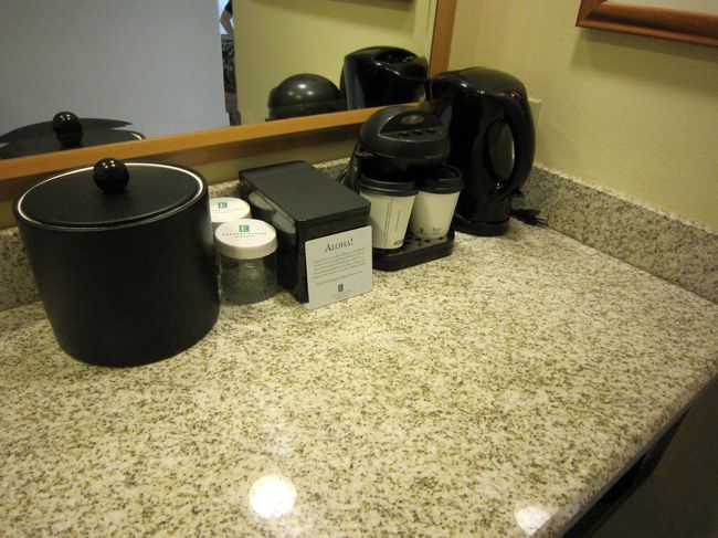 2ベッドルームには、バスルームも2つ、トイレも2つありますが、エンバシーはコンドミニアムではないのでキッチンはなく、小さな冷蔵庫とコーヒーメーカー、電子レンジのみです。