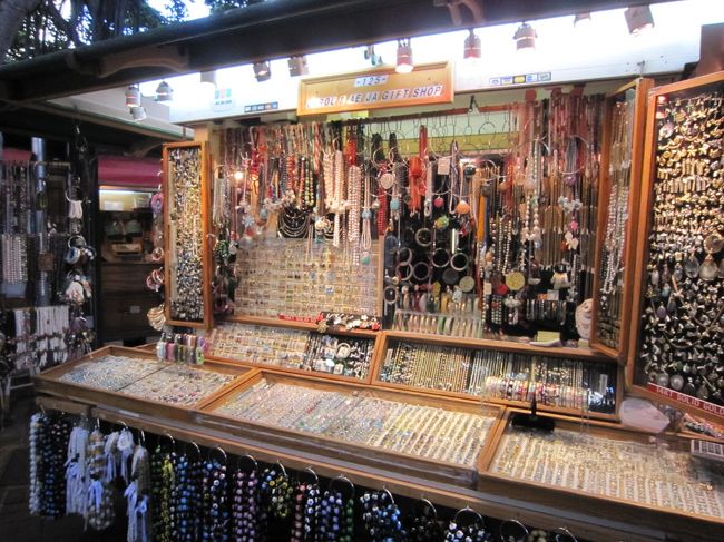 アクセサリーのお店がズラッと並んでいます。どのお店も同じような品物ばかりですが、ここは値切れそう。<br />値切りは明日。今日は下見だけ。