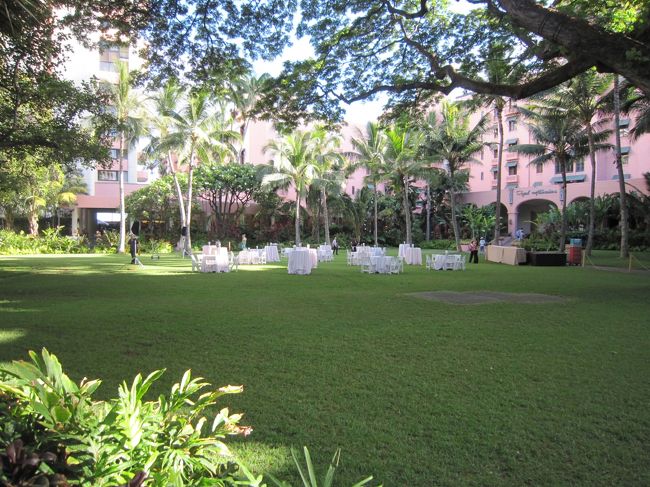 ホテルへの帰り道に、ロイアルハワイアンホテルの中庭を通りました。<br />人も少なく、静かでした。<br /><br />初日の旅行記はここまで。<br />2日目以降は次の旅行記で。<br />