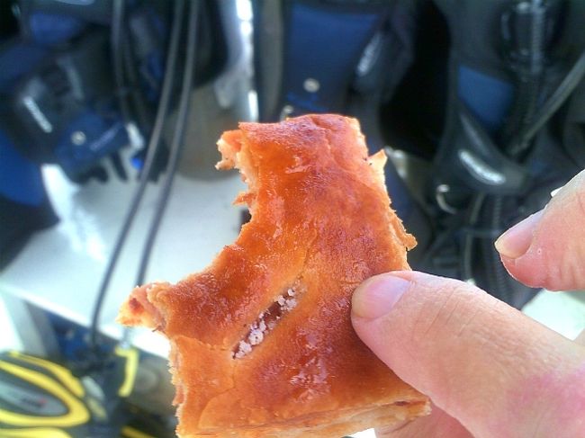 これがベラクルスでしか味わえない特殊なエンパナーダ、パイ生地にハムとチーズを挟んで、ちょっとスパイシーなのに、表面に砂糖がまぶしてある・・。<br />結構美味しくてはまります