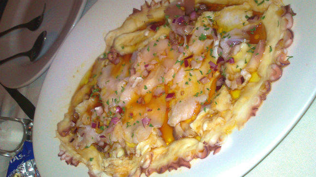 さてお待ちかね夜の食事編。<br />最初は生タコのカルパッチョ！　これが絶品でした！