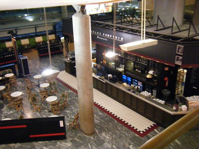 ラウンジから下を見下ろしてみる、