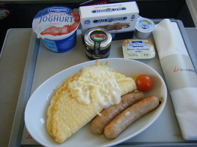 そうしていると食事の時間、<br />朝の便なのでオムレツ出た。