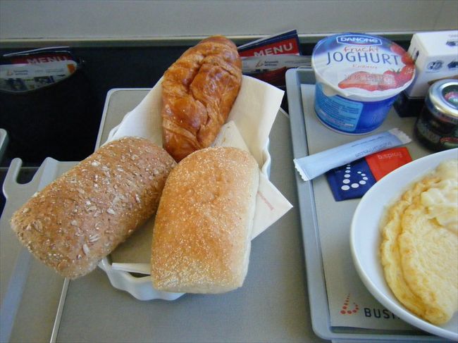 パンを三つもくれた、ビジネスのシートには一人のみ。