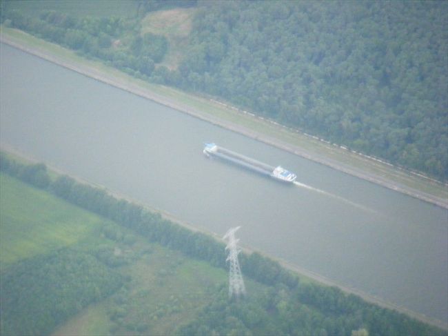 河に船が浮かんでいます、