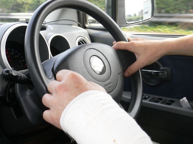 怪我は左手首です。傷は入院中に良くなりましたが、腱や神経が切れたので指はリハビリして動くようにするそうです。頑張ります。