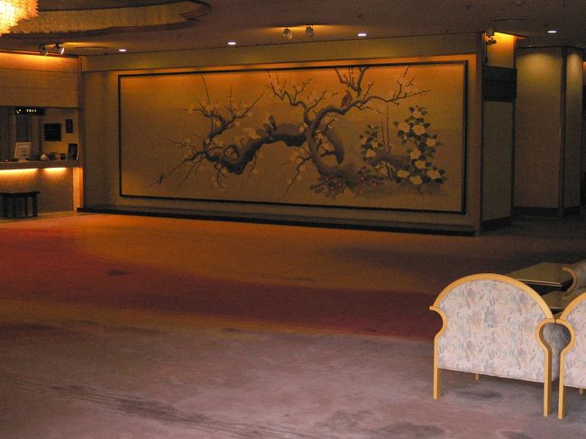 すごく豪華なロビーです。案内のかたが来るまでラウンジでお茶のサービスを受けて待ちます。<br />「部屋に着いたらとりあえず温泉入ろうね」と妻のテンションアップです。