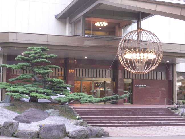 ホテルの玄関でクルマを降りると、バレーサービスと言うのですかホテルの人がクルマを駐車場に止めてきてくれます。