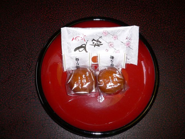 部屋にあったお茶うけのお菓子。この黒糖饅頭はすごくおいしかったので、お土産に買いました。