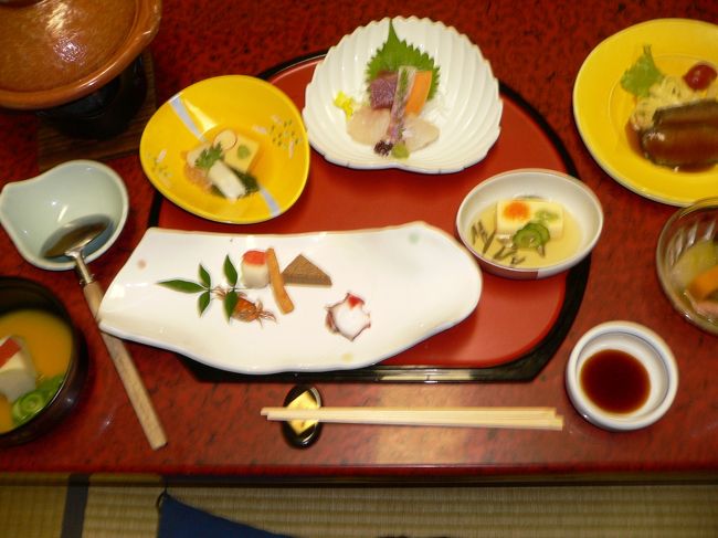 夕飯は個室でした。次々に出てきて全部で１５品。