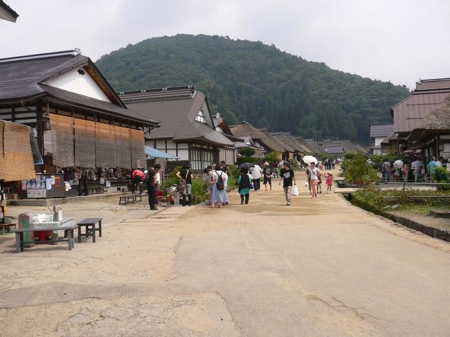 翌日　当然お風呂に入りバイキングの朝食をとると、11時のチェックアウト前に出発。20分ほど走ったところにある大内宿に行きました。妻のリクエストで、絶対行きたいとのこです。絶対です。