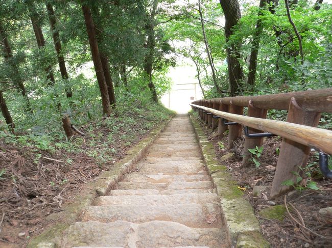 山の中にいきなり映画のセットのような集落があり、突き当たりのこんな階段を登ると・・・。