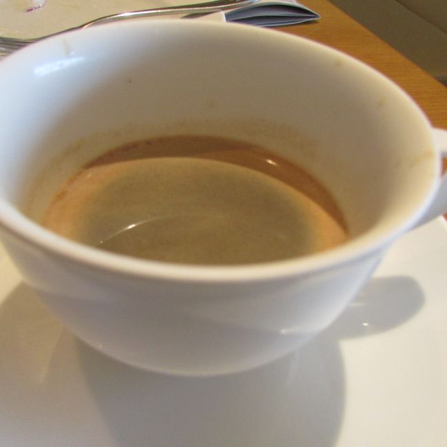 ほっとしてコーヒーをいただきました〜<br /><br />いろいろ写真を撮ろうと思いましたが・・・やはりラウンジも夏休みの影響で混んでいるので、他の方のご迷惑になると思い、今回は止めました〜<br />次回空いている時期に利用することがありましたら・・・ですね(^^<br /><br />食べログで写真が多数載っていましたのでこちらで確認してください<br />http://tabelog.com/chiba/A1204/A120401/12020572/dtlrvwlst/3960344/