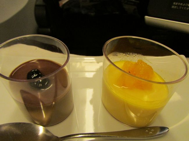 デザートは２種類<br /><br /><br />サフランとオレンジのプティ・ポ 11種のスパイス風味<br /><br />豆乳とチコリコーヒーのプティ・ポ ショコラとへーゼルナッツのクーリ<br /><br />京都 宝泉堂「しぼり豆 丹波 黒大寿」使用<br /><br />甘すぎず素材の甘さを生かした上品な甘味でとても美味しかったです〜<br /><br /><br /><br /><br /><br /><br />