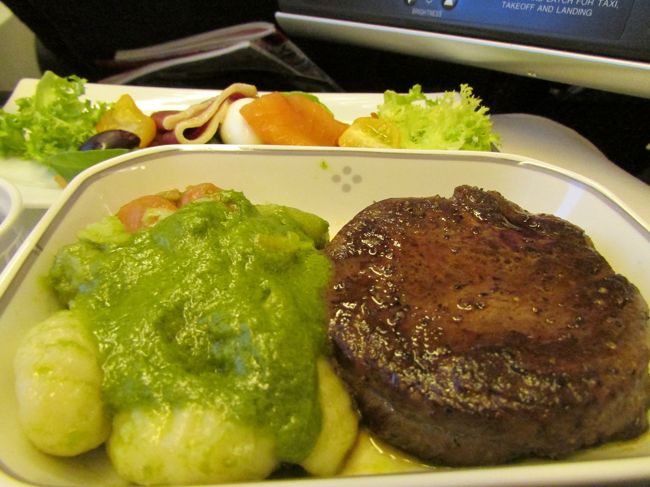 食べごたえのあるしっかりした国産牛のステーキに添えてあるニョッキももっともっちの食感がたまらず、美味しかったです〜