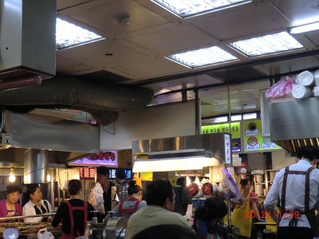 地下の雰囲気はこんな感じです。<br />カウンターあり、テーブル席あり<br />まぁ人が多いこと。