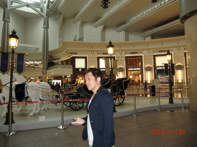 さて、九分へ。<br />ローカルバスにのり・・・<br />1時間近く走るとバスが停車・・・<br />前日からの雨で、道が寸断され、これ以上は行けないとのこと。<br />今回の主役が・・・<br />頭来たので、タイペイに戻り、やけ食い！<br /><br />もう一度この地に来なければならないとは・・・<br />楽しみが一つ増えました！