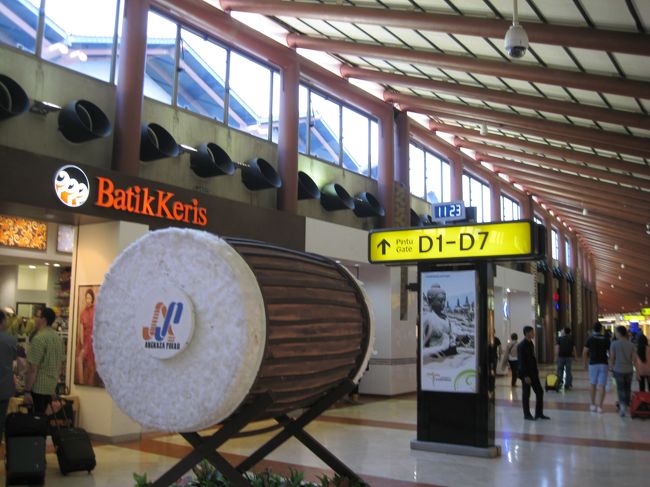 ジャカルタ、スカルノ・ハッタ国際空港。<br />いつも時間を潰すのに苦労する困った空港。<br />何もないしときめかない空港…。<br />