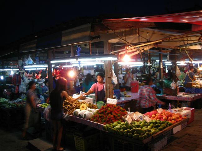 ホテルから徒歩圏内にはショッピングモールやレストランはないが<br />屋台、市場、コンビニがあり、特には困らなかった。