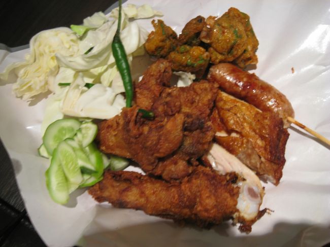 市場の屋台で買った唐揚げがすごく美味しかった。<br />一皿30Bで味付けが私好みで二度買いした。その他、さつまあげ、<br />ソーセージ串焼き、ソムタム、ビールを買ってホテルの部屋で夕食。<br />シンハービールは美味しい！