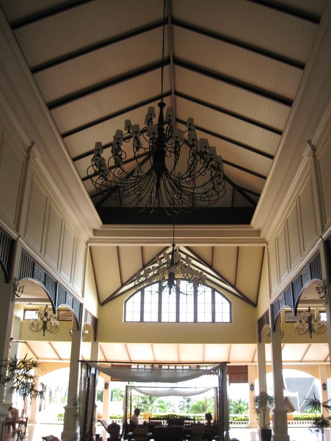 Sofitel Krabi Phokeethra Golf and Resortに到着。<br />解放的なロビー。のーんびりゆーったり流れる時間。<br /><br />一気に非日常の世界へ。こういうのってすごく大事。