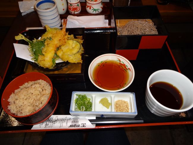 天ぷらそば定食　８９０円<br /><br />おそばは、「少ないやーん！」って思ったら、２段重ねでした♪