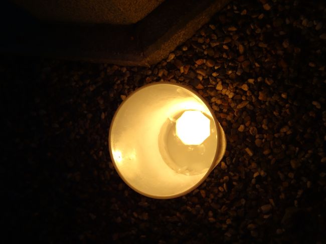 カップに入った、柔らかいローソクの光、好きです♪