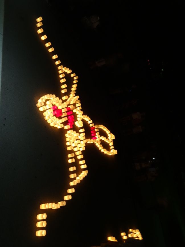 左に傾いて見ると・・・<br /><br />阿修羅さまだそうです！<br /><br />横になにかあるな、と思ったら・・・