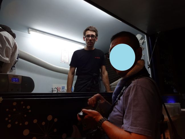 暑さのため、ここでソフトクリームを食べることに♪<br /><br />ワゴンカー「ハーフタイム」で、味噌＆生乳のＭＩＸソフトを、大目付師匠にご馳走していただきました(*^_^*)<br />師匠、ありがとうございます♪<br /><br />売り子の外国人のお兄さん、なぜかカメラ目線だけど、目はうつろ(^_^;)<br />暑さかな？湿度かな？！