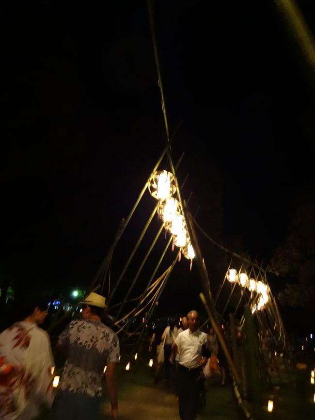 通路を通ってみると、こんな感じ・・・<br /><br />外から見るほうがいいかな(^O^)