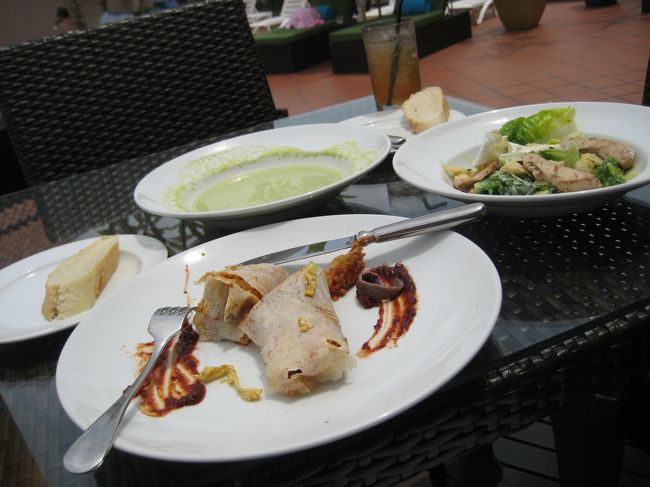 昼食はプ−ルサイドで。<br />ス−プ、シ−ザ−サラダ、ポフィア（春巻きみたいなもの）を食べました。