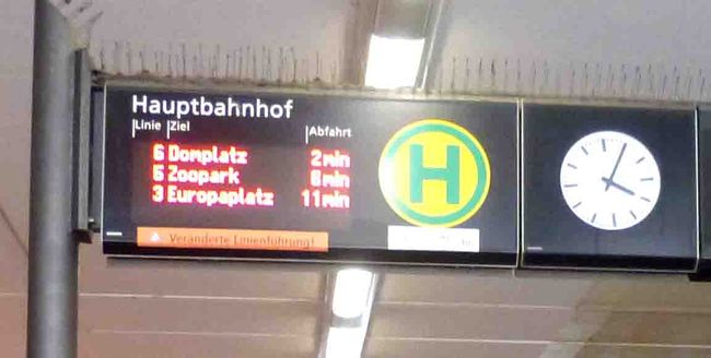 目の前の電光掲示板では、2分後に大聖堂広場行きの電車が来るようです。<br /><br />3番か4番ではないけど、これでいいのよね。<br />