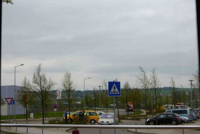 電車はだんだん郊外に出ているようです。<br />大回りして中心街に行く電車に乗ったようですね。<br />でも行き先がドム広場になっているので、いつかは着くでしょう。<br />