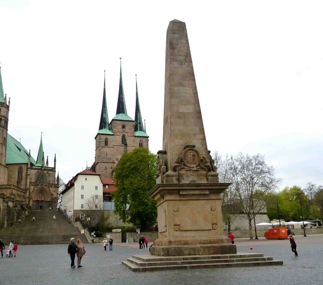 手前はErthalオベリスク。18メートルの高さがあるようです。<br /><br />銘碑には、マインツの選帝侯フリードリッヒ・カール・ヨーゼフ・フォン・エーアタールの名前やマインツ大司教という字も見えますが、どういう由来のオベリスクか詳しくはわかりません。<br />